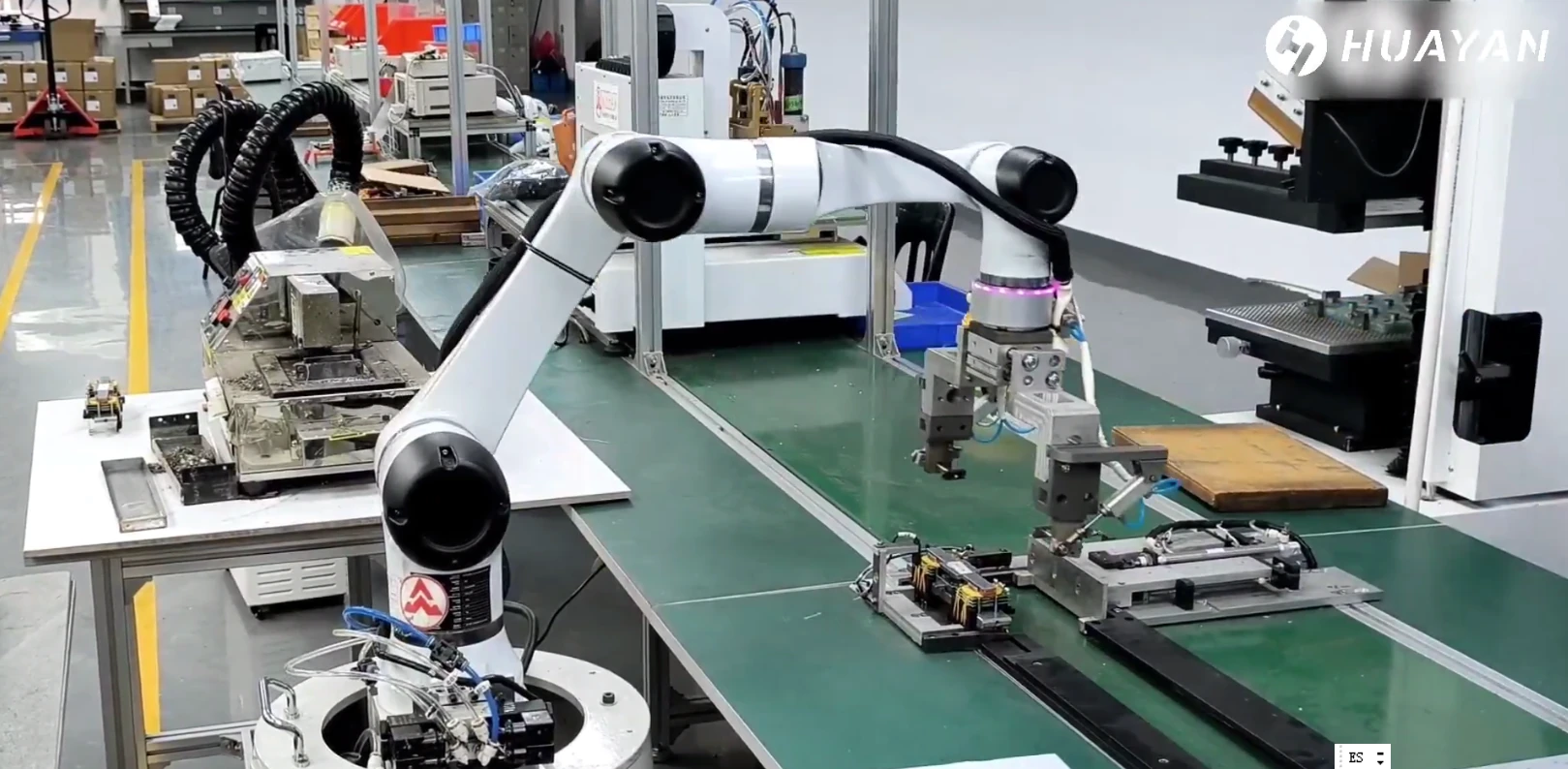 Huayan Robotics — пайка электронных компонентов