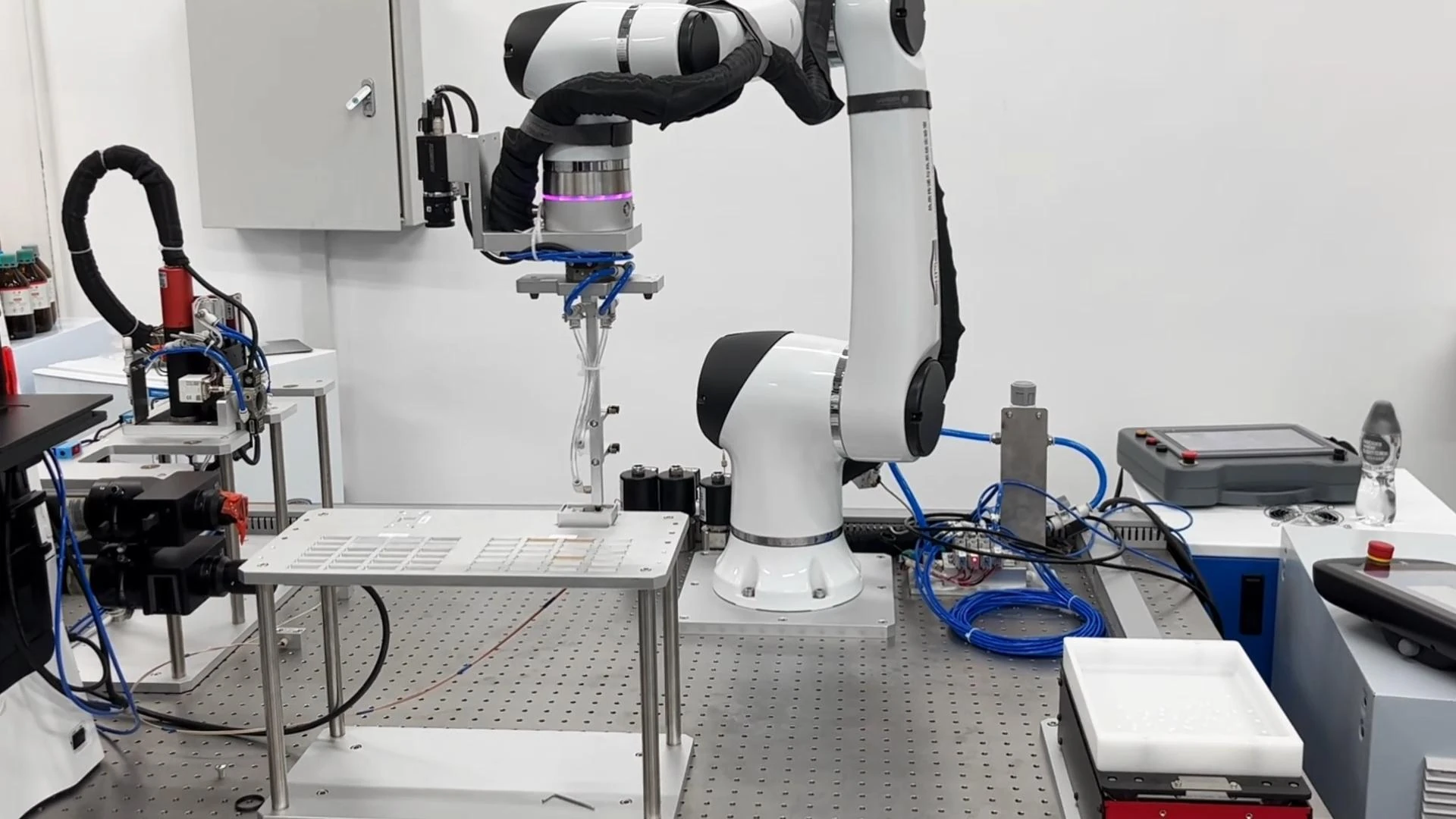 Huayan Robotics — контроль чипов в лаборатории