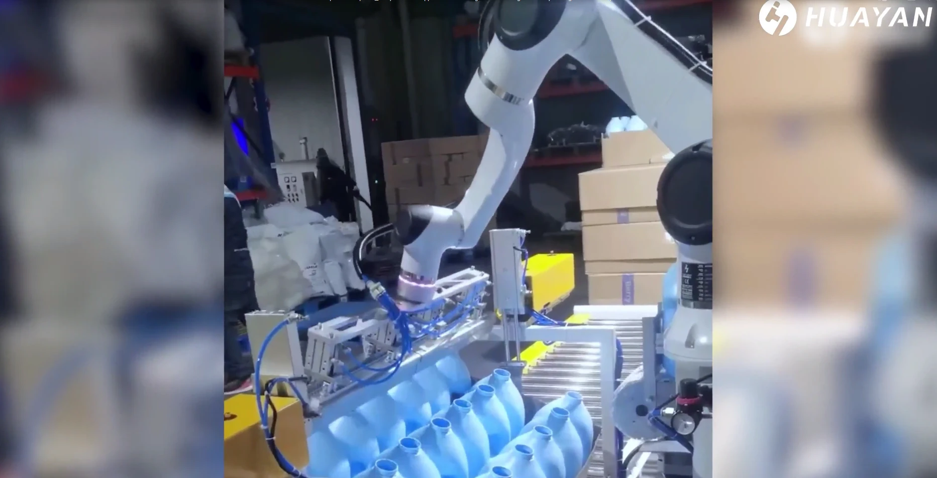 Huayan Robotics — загрузка и разгрузка бутылок стирального средства