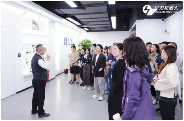 Преподаватели и студенты MBA Университета Цинхуа посетили Huayan Robotics, чтобы познакомиться с инновациями в области робототехники