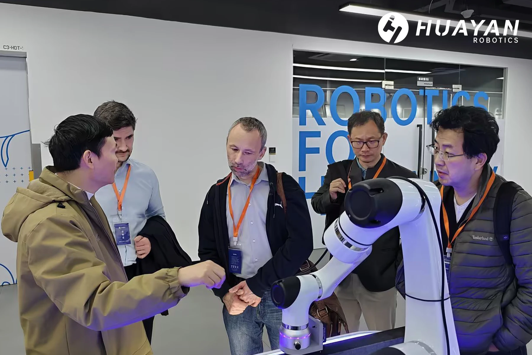 Исполнительная делегация Siemens посетила Huayan Robotics для изучения возможностей сотрудничества