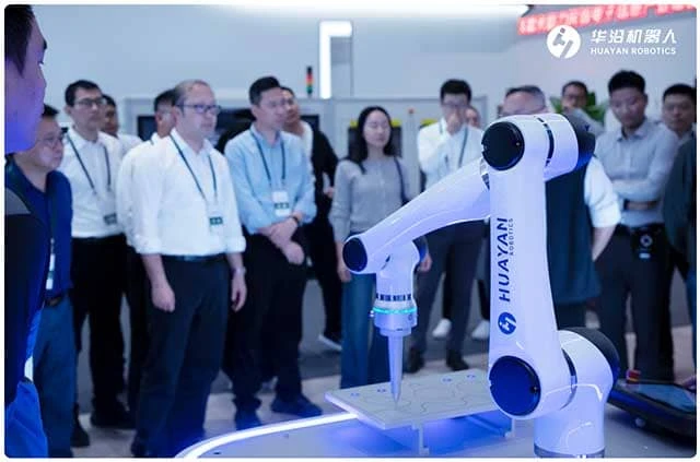 Университет Сунь Ятсена посетил Huayan Robotics, чтобы изучить будущее интеллектуального производства
